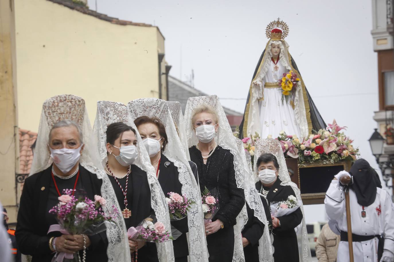 Cientos de personas han acudido en Gijón a la emotiva procesión del Domingo de Resurrección 