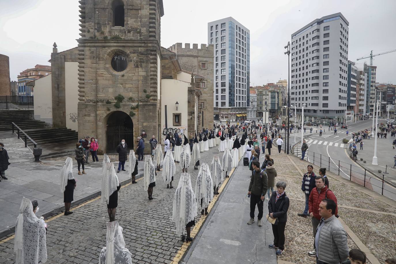 Cientos de personas han acudido en Gijón a la emotiva procesión del Domingo de Resurrección 