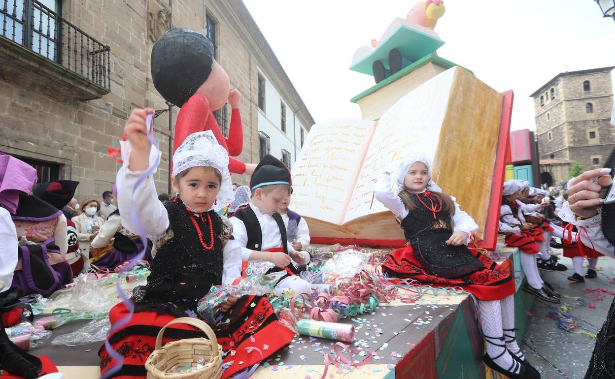 Una de las carrozas participantes en el desfile de El Bollo. 