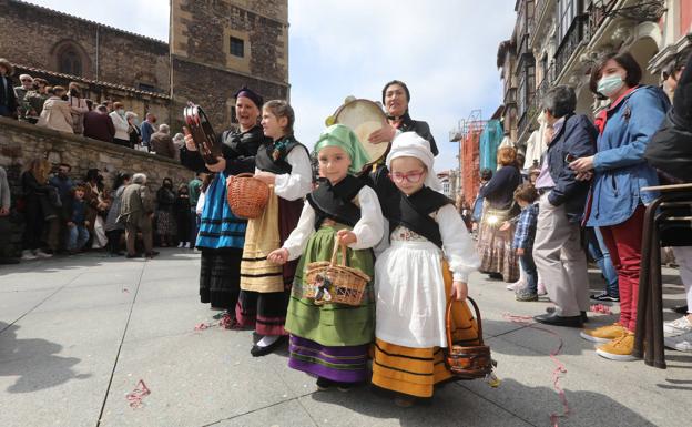 Imagen. Avilés recupera el desfile de carrozas de las fiestas de El Bollo