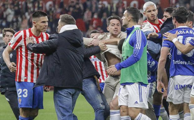 Imagen del altercado tras finalizar el derbi en El Molinón.