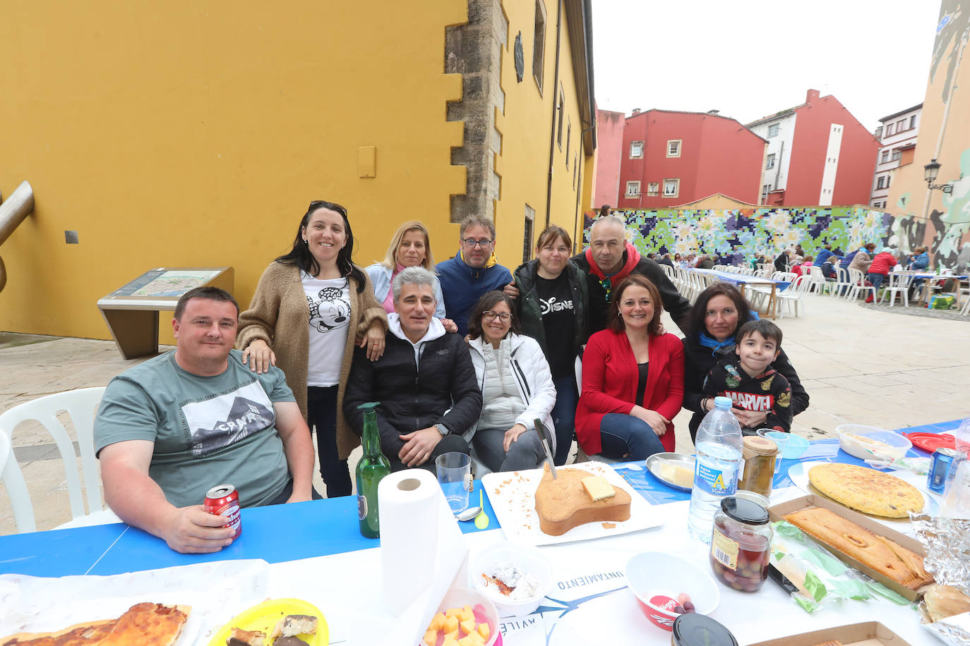 Dos años ha tardado Avilés en volver a celebrar su tradicional Comida en la Calle y la espera no ha decepcionado. 15.000 personas se han dado cita este lunes para comer en una de las mesas distribuidas a lo largo de cinco kilómetros. Muchos adelantaron el vermú para ponerse pronto a comer ante la previsión de lluvia. Además, personas de todas las edades han acudido al parque de Ferrera como alternativa para celebrar la Comida en la Calle de las fiestas de El Bollo, que también ha contado con representación política. 