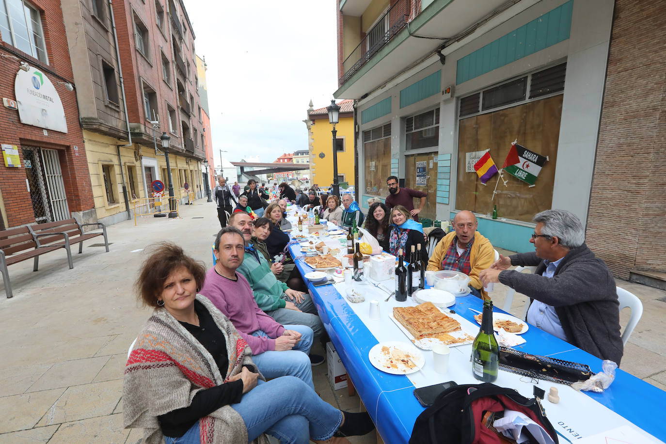 Dos años ha tardado Avilés en volver a celebrar su tradicional Comida en la Calle y la espera no ha decepcionado. 15.000 personas se han dado cita este lunes para comer en una de las mesas distribuidas a lo largo de cinco kilómetros. Muchos adelantaron el vermú para ponerse pronto a comer ante la previsión de lluvia. Además, personas de todas las edades han acudido al parque de Ferrera como alternativa para celebrar la Comida en la Calle de las fiestas de El Bollo, que también ha contado con representación política. 