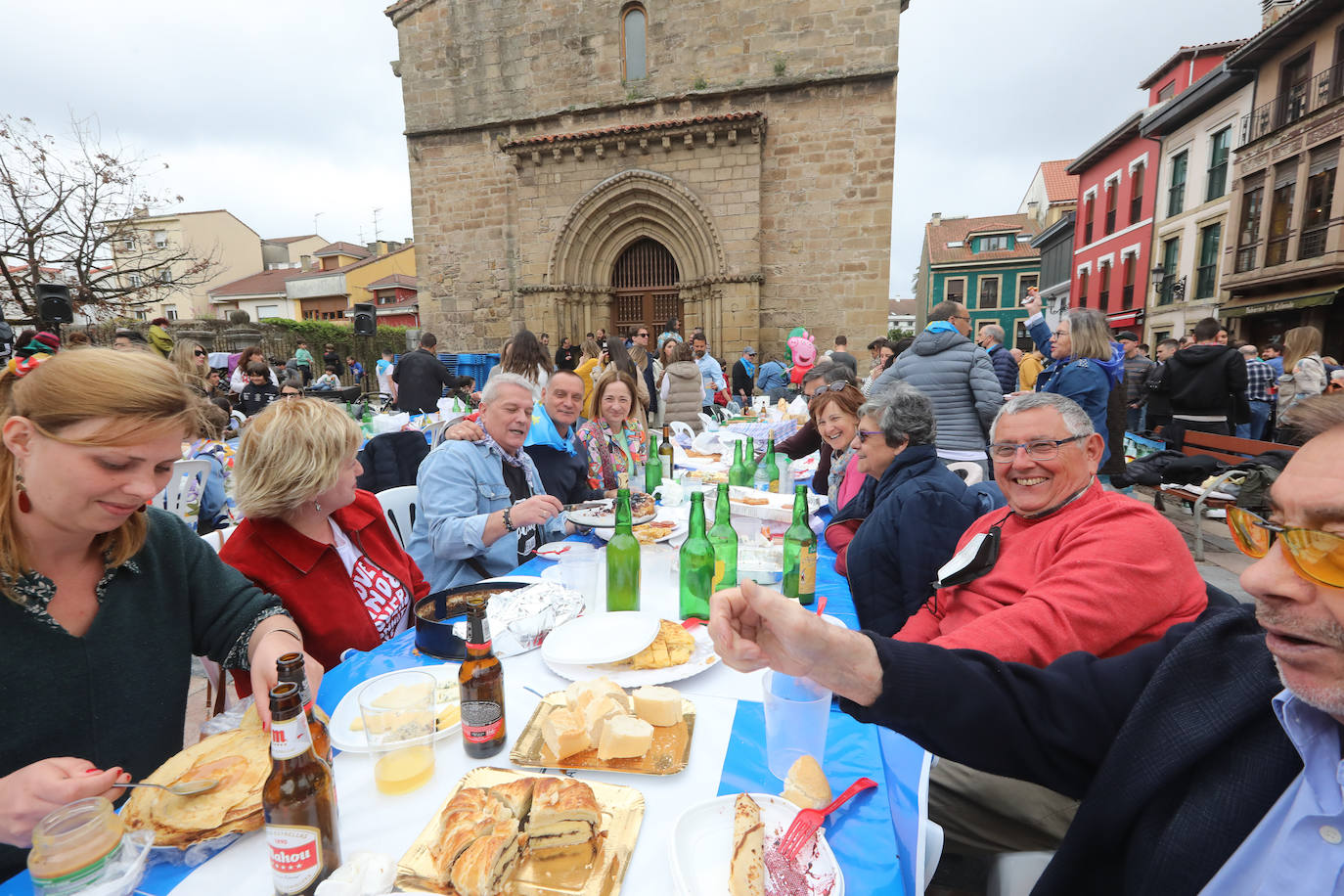 Dos años ha tardado Avilés en volver a celebrar su tradicional Comida en la Calle y la espera no ha decepcionado. 15.000 personas se han dado cita este lunes para comer en una de las mesas distribuidas a lo largo de cinco kilómetros. Muchos adelantaron el vermú para ponerse pronto a comer ante la previsión de lluvia. Además, personas de todas las edades han acudido al parque de Ferrera como alternativa para celebrar la Comida en la Calle de las fiestas de El Bollo, que también ha contado con representación política. 