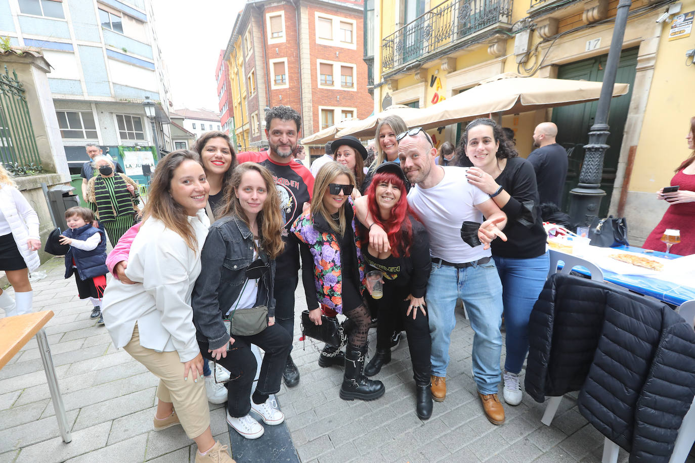 Dos años ha tardado Avilés en volver a celebrar su tradicional Comida en la Calle y la espera no ha decepcionado. 15.000 personas se han dado cita este lunes para comer en una de las mesas distribuidas a lo largo de cinco kilómetros. Muchos adelantaron el vermú para ponerse pronto a comer ante la previsión de lluvia. Además, personas de todas las edades han acudido al parque de Ferrera como alternativa para celebrar la Comida en la Calle de las fiestas de El Bollo, que también ha contado con representación política. 