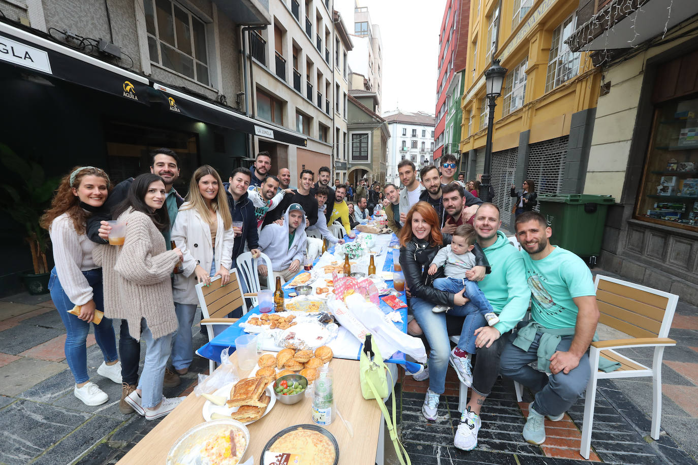 Dos años ha tardado Avilés en volver a celebrar su tradicional Comida en la Calle y la espera no ha decepcionado. 15.000 personas se han dado cita este lunes para comer en una de las mesas distribuidas a lo largo de cinco kilómetros. Muchos adelantaron el vermú para ponerse pronto a comer ante la previsión de lluvia. Además, personas de todas las edades han acudido al parque de Ferrera como alternativa para celebrar la Comida en la Calle de las fiestas de El Bollo, que también ha contado con representación política. 