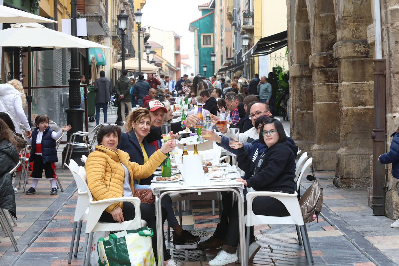 Dos años ha tardado Avilés en volver a celebrar su tradicional Comida en la Calle y la espera no ha decepcionado. 15.000 personas se han dado cita este lunes para comer en una de las mesas distribuidas a lo largo de cinco kilómetros. Muchos adelantaron el vermú para ponerse pronto a comer ante la previsión de lluvia. Además, personas de todas las edades han acudido al parque de Ferrera como alternativa para celebrar la Comida en la Calle de las fiestas de El Bollo, que también ha contado con representación política. 