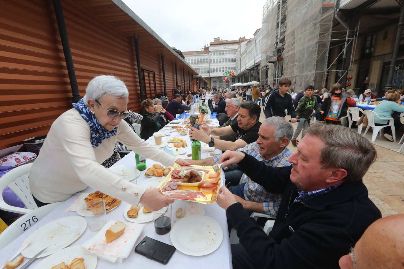 Dos años ha tardado Avilés en volver a celebrar su tradicional Comida en la Calle y la espera no ha decepcionado. 15.000 personas se han dado cita este lunes para comer en una de las mesas distribuidas a lo largo de cinco kilómetros. Muchos adelantaron el vermú para ponerse pronto a comer ante la previsión de lluvia. Además, personas de todas las edades han acudido al parque de Ferrera como alternativa para celebrar la Comida en la Calle de las fiestas de El Bollo, que también ha contado con representación política. 