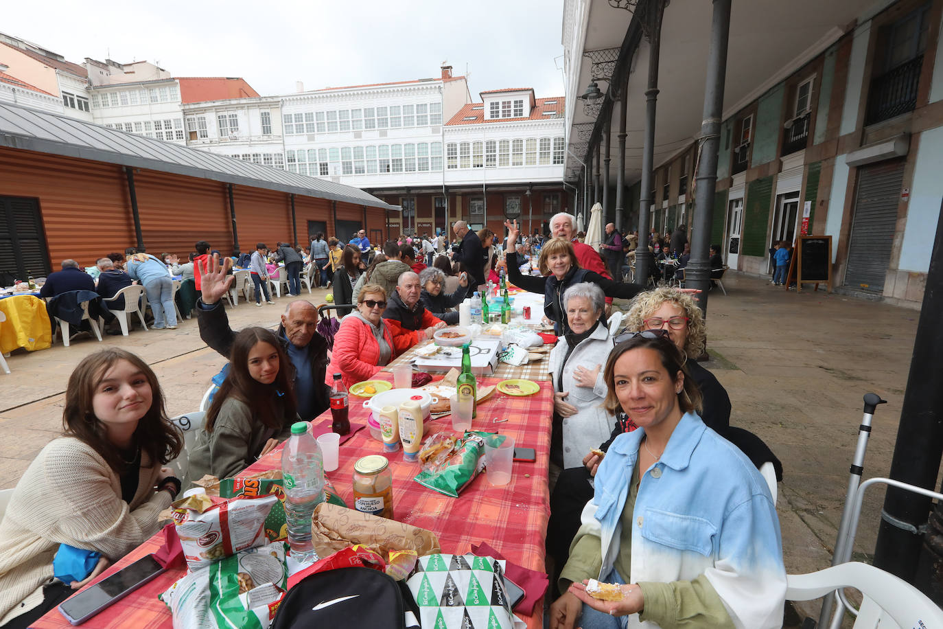 Dos años ha tardado Avilés en volver a celebrar su tradicional Comida en la Calle y la espera no ha decepcionado. 15.000 personas se han dado cita este lunes para comer en una de las mesas distribuidas a lo largo de cinco kilómetros. Muchos adelantaron el vermú para ponerse pronto a comer ante la previsión de lluvia. Además, personas de todas las edades han acudido al parque de Ferrera como alternativa para celebrar la Comida en la Calle de las fiestas de El Bollo, que también ha contado con representación política. 