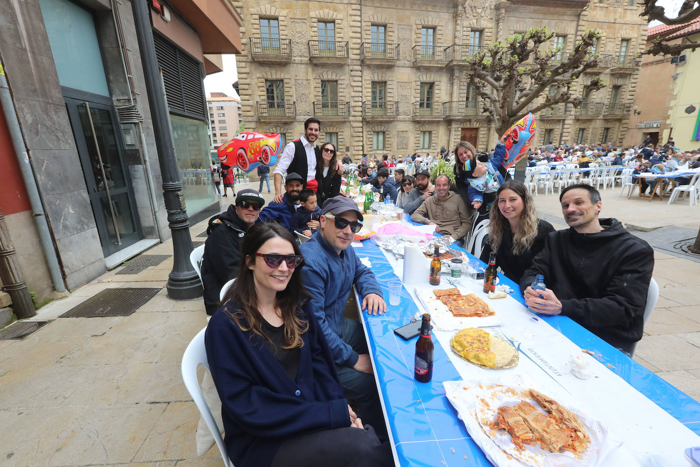 Dos años ha tardado Avilés en volver a celebrar su tradicional Comida en la Calle y la espera no ha decepcionado. 15.000 personas se han dado cita este lunes para comer en una de las mesas distribuidas a lo largo de cinco kilómetros. Muchos adelantaron el vermú para ponerse pronto a comer ante la previsión de lluvia. Además, personas de todas las edades han acudido al parque de Ferrera como alternativa para celebrar la Comida en la Calle de las fiestas de El Bollo, que también ha contado con representación política. 