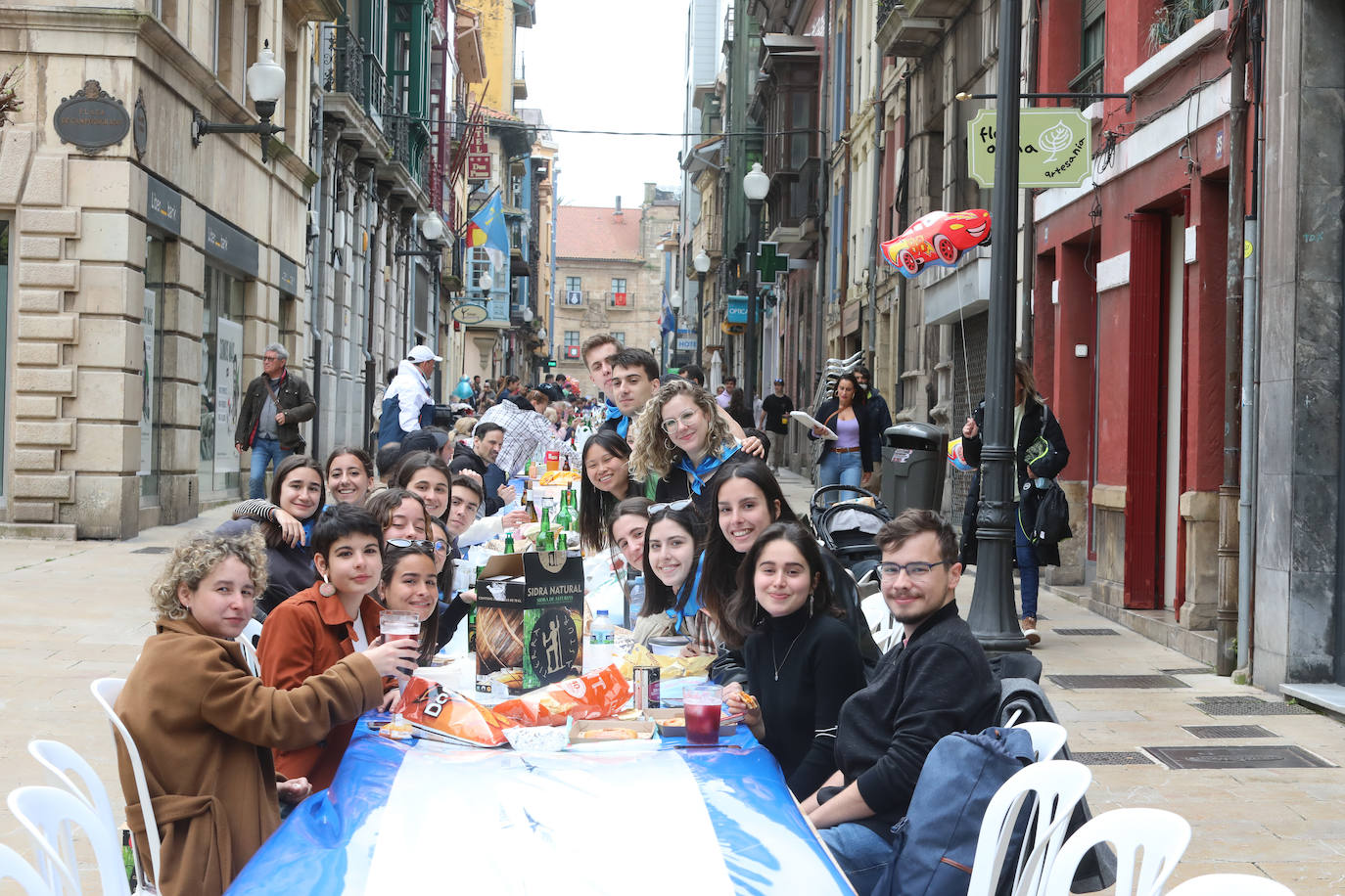 Dos años ha tardado Avilés en volver a celebrar su tradicional Comida en la Calle y la espera no ha decepcionado. 15.000 personas se han dado cita este lunes para comer en una de las mesas distribuidas a lo largo de cinco kilómetros. Muchos adelantaron el vermú para ponerse pronto a comer ante la previsión de lluvia. Además, personas de todas las edades han acudido al parque de Ferrera como alternativa para celebrar la Comida en la Calle de las fiestas de El Bollo, que también ha contado con representación política. 