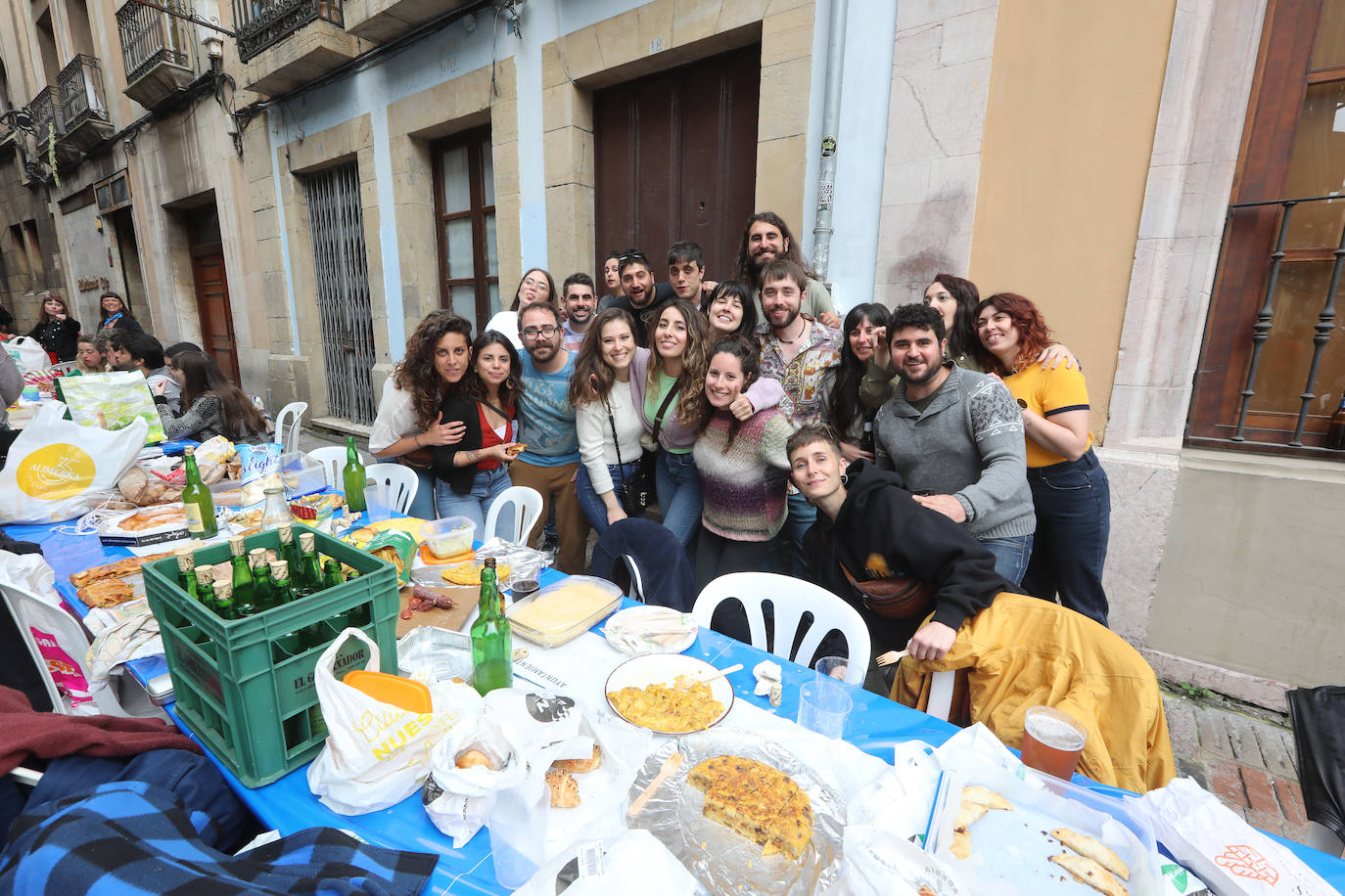 Dos años ha tardado Avilés en volver a celebrar su tradicional Comida en la Calle y la espera no ha decepcionado. 15.000 personas se han dado cita este lunes para comer en una de las mesas distribuidas a lo largo de cinco kilómetros. Muchos adelantaron el vermú para ponerse pronto a comer ante la previsión de lluvia. Además, personas de todas las edades han acudido al parque de Ferrera como alternativa para celebrar la Comida en la Calle de las fiestas de El Bollo, que también ha contado con representación política. 