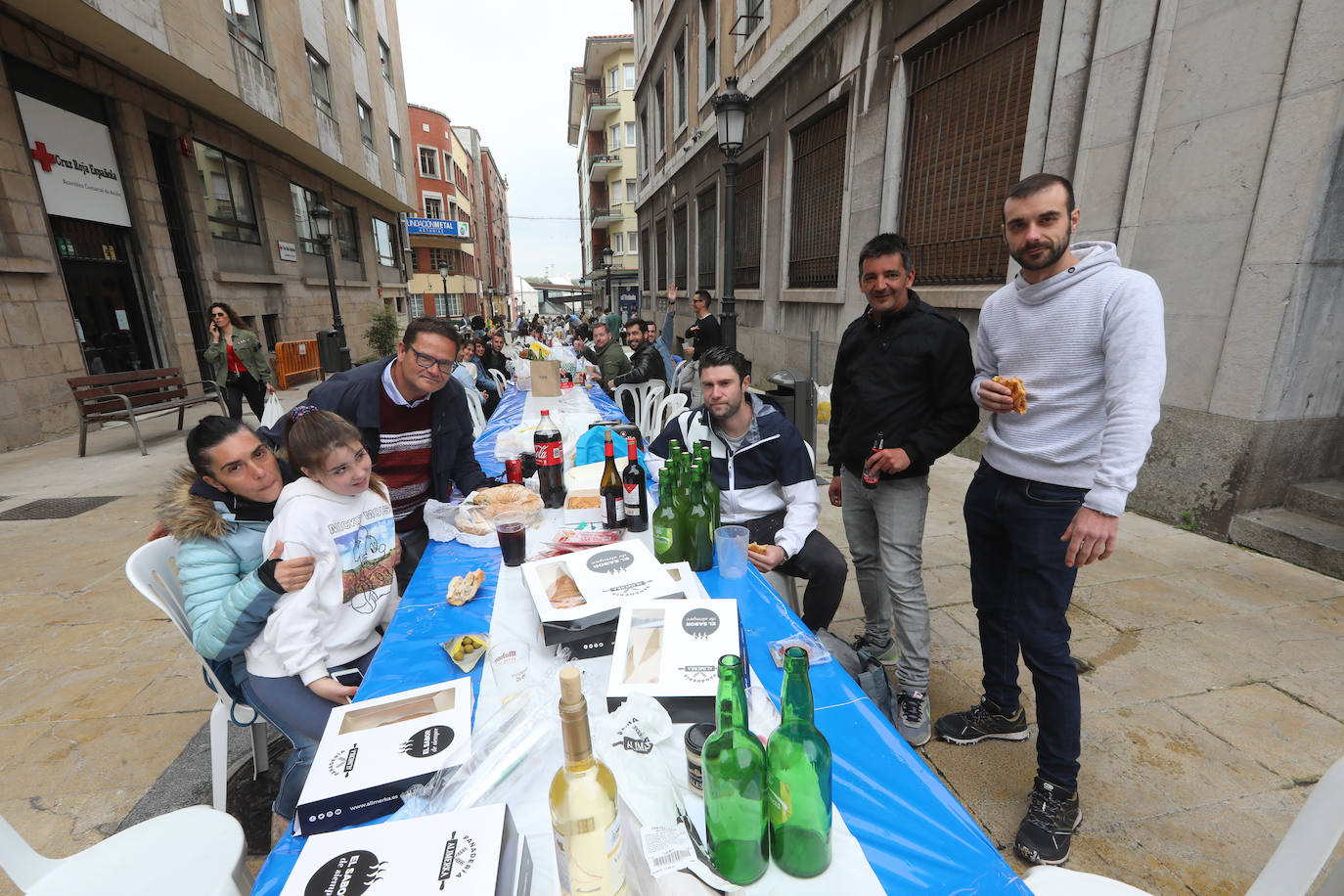 Dos años ha tardado Avilés en volver a celebrar su tradicional Comida en la Calle y la espera no ha decepcionado. 15.000 personas se han dado cita este lunes para comer en una de las mesas distribuidas a lo largo de cinco kilómetros. Muchos adelantaron el vermú para ponerse pronto a comer ante la previsión de lluvia. Además, personas de todas las edades han acudido al parque de Ferrera como alternativa para celebrar la Comida en la Calle de las fiestas de El Bollo, que también ha contado con representación política. 