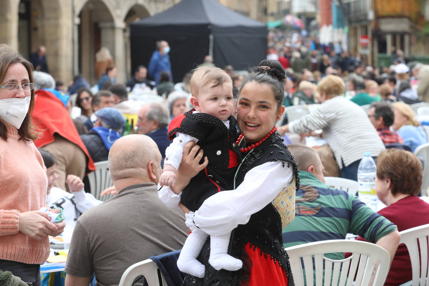 Dos años ha tardado Avilés en volver a celebrar su tradicional Comida en la Calle y la espera no ha decepcionado. 15.000 personas se han dado cita este lunes para comer en una de las mesas distribuidas a lo largo de cinco kilómetros. Muchos adelantaron el vermú para ponerse pronto a comer ante la previsión de lluvia. Además, personas de todas las edades han acudido al parque de Ferrera como alternativa para celebrar la Comida en la Calle de las fiestas de El Bollo, que también ha contado con representación política. 