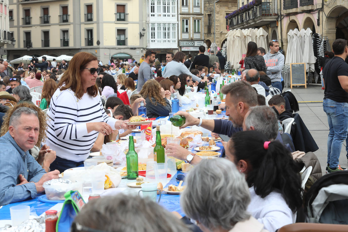 Dos años ha tardado Avilés en volver a celebrar su tradicional Comida en la Calle y la espera no ha decepcionado. 15.000 personas se han dado cita este lunes para comer en una de las mesas distribuidas a lo largo de cinco kilómetros. Muchos adelantaron el vermú para ponerse pronto a comer ante la previsión de lluvia. Además, personas de todas las edades han acudido al parque de Ferrera como alternativa para celebrar la Comida en la Calle de las fiestas de El Bollo, que también ha contado con representación política. 