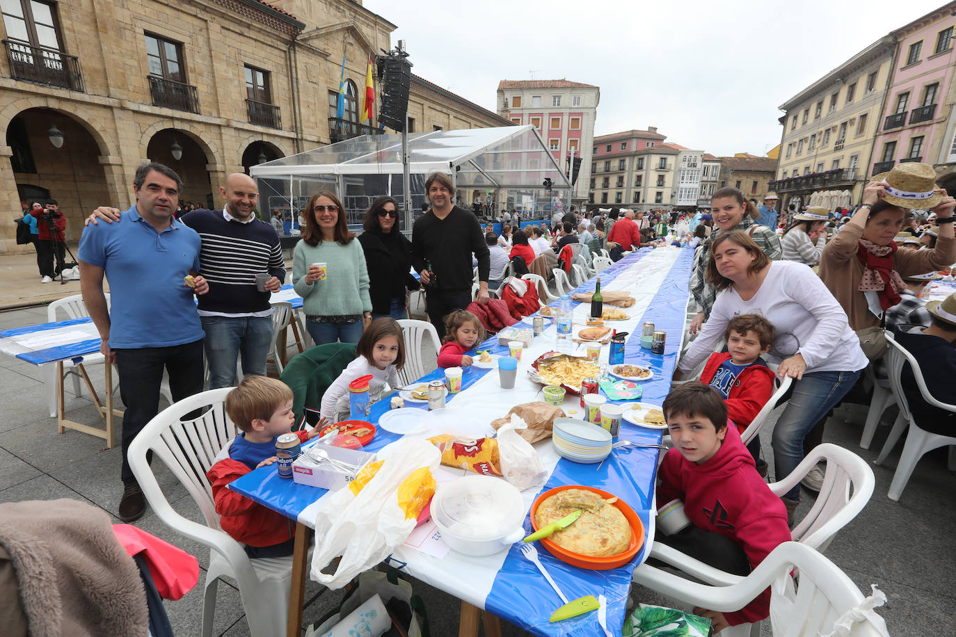 Dos años ha tardado Avilés en volver a celebrar su tradicional Comida en la Calle y la espera no ha decepcionado. 15.000 personas se han dado cita este lunes para comer en una de las mesas distribuidas a lo largo de cinco kilómetros. Muchos adelantaron el vermú para ponerse pronto a comer ante la previsión de lluvia. Además, personas de todas las edades han acudido al parque de Ferrera como alternativa para celebrar la Comida en la Calle de las fiestas de El Bollo, que también ha contado con representación política. 