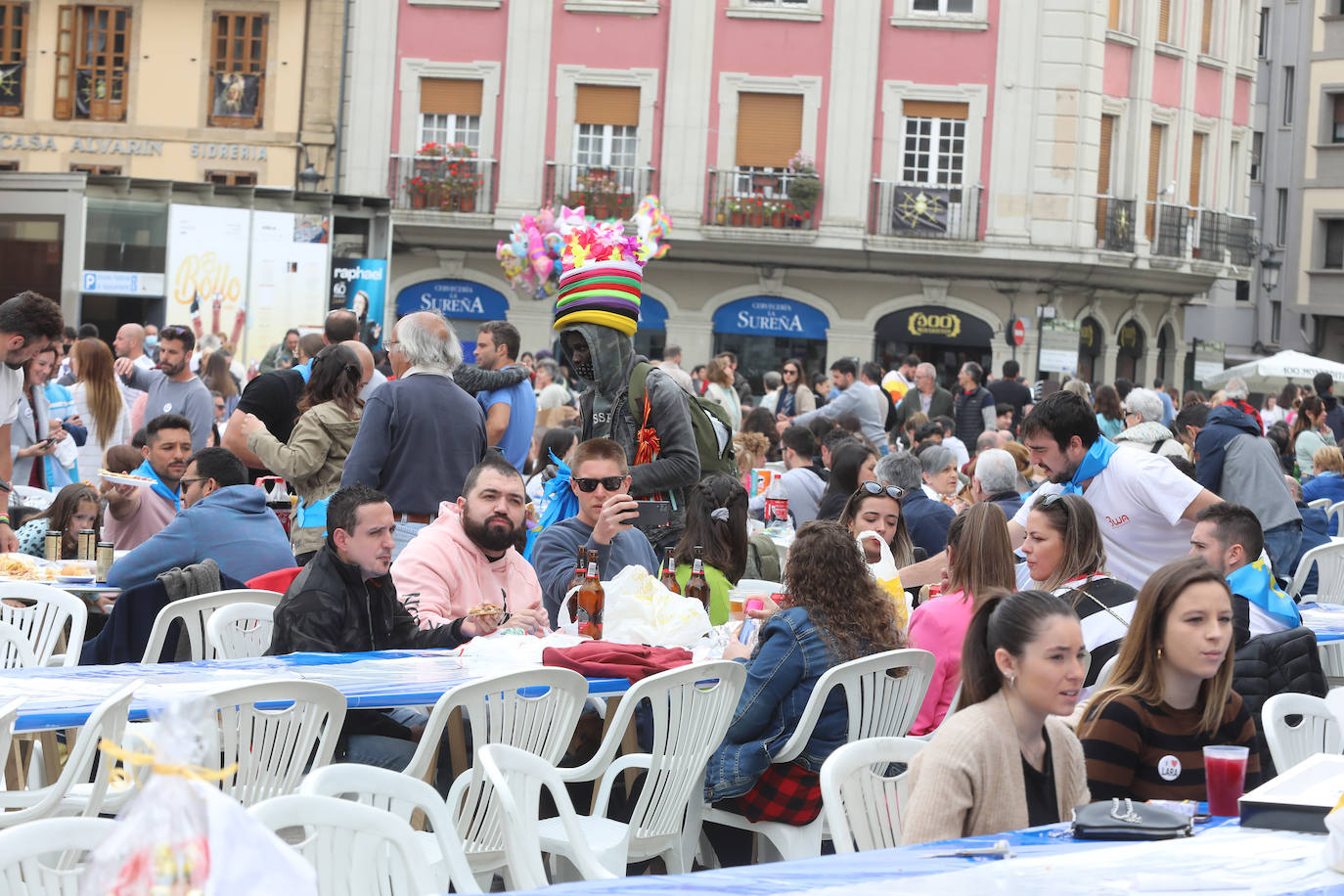 Dos años ha tardado Avilés en volver a celebrar su tradicional Comida en la Calle y la espera no ha decepcionado. 15.000 personas se han dado cita este lunes para comer en una de las mesas distribuidas a lo largo de cinco kilómetros. Muchos adelantaron el vermú para ponerse pronto a comer ante la previsión de lluvia. Además, personas de todas las edades han acudido al parque de Ferrera como alternativa para celebrar la Comida en la Calle de las fiestas de El Bollo, que también ha contado con representación política. 