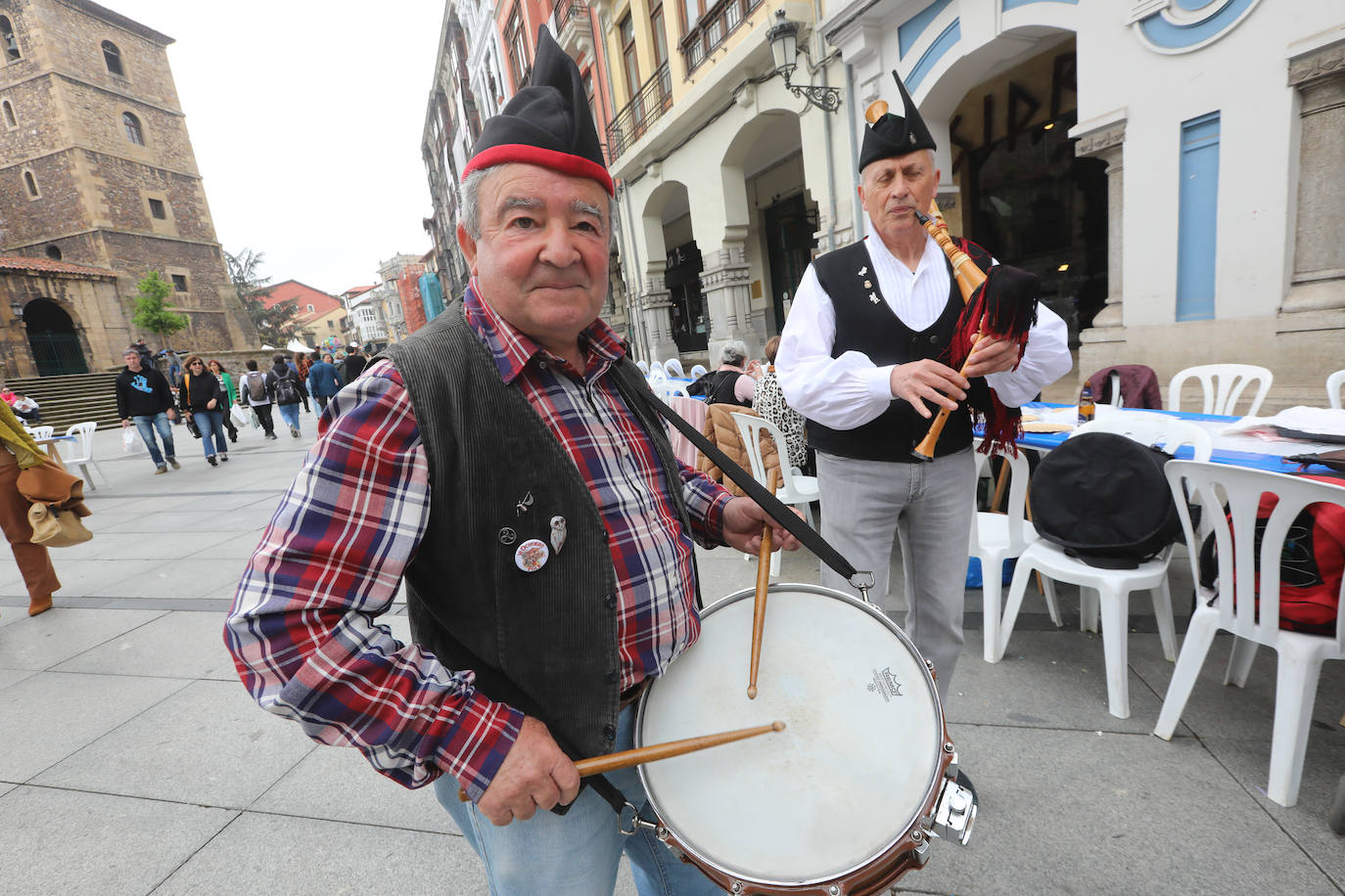 Dos años ha tardado Avilés en volver a celebrar su tradicional Comida en la Calle y la espera no ha decepcionado. 15.000 personas se han dado cita este lunes para comer en una de las mesas distribuidas a lo largo de cinco kilómetros. Muchos adelantaron el vermú para ponerse pronto a comer ante la previsión de lluvia. Además, personas de todas las edades han acudido al parque de Ferrera como alternativa para celebrar la Comida en la Calle de las fiestas de El Bollo, que también ha contado con representación política. 