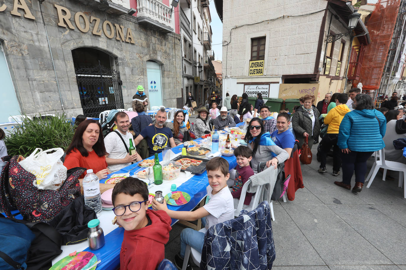 Dos años ha tardado Avilés en volver a celebrar su tradicional Comida en la Calle y la espera no ha decepcionado. 15.000 personas se han dado cita este lunes para comer en una de las mesas distribuidas a lo largo de cinco kilómetros. Muchos adelantaron el vermú para ponerse pronto a comer ante la previsión de lluvia. Además, personas de todas las edades han acudido al parque de Ferrera como alternativa para celebrar la Comida en la Calle de las fiestas de El Bollo, que también ha contado con representación política. 