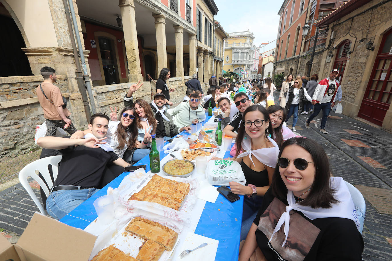 Dos años ha tardado Avilés en volver a celebrar su tradicional Comida en la Calle y la espera no ha decepcionado. 15.000 personas se han dado cita este lunes para comer en una de las mesas distribuidas a lo largo de cinco kilómetros. Muchos adelantaron el vermú para ponerse pronto a comer ante la previsión de lluvia. Además, personas de todas las edades han acudido al parque de Ferrera como alternativa para celebrar la Comida en la Calle de las fiestas de El Bollo, que también ha contado con representación política. 