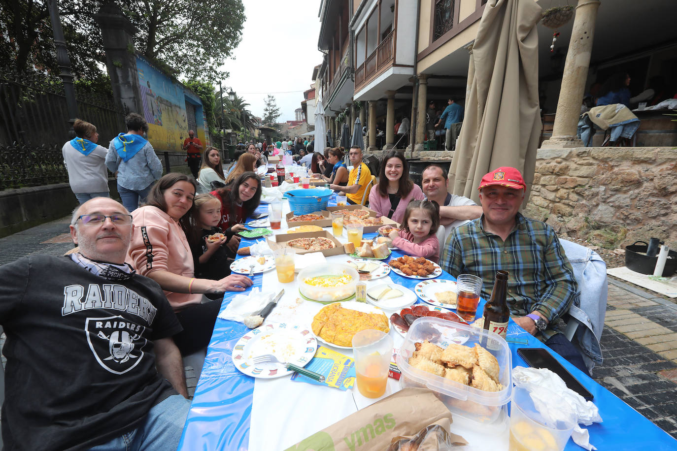 Dos años ha tardado Avilés en volver a celebrar su tradicional Comida en la Calle y la espera no ha decepcionado. 15.000 personas se han dado cita este lunes para comer en una de las mesas distribuidas a lo largo de cinco kilómetros. Muchos adelantaron el vermú para ponerse pronto a comer ante la previsión de lluvia. Además, personas de todas las edades han acudido al parque de Ferrera como alternativa para celebrar la Comida en la Calle de las fiestas de El Bollo, que también ha contado con representación política. 