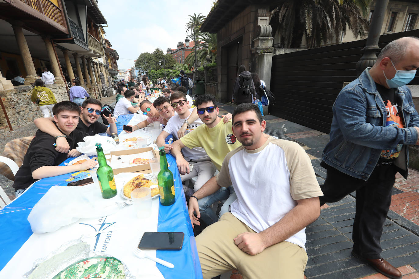 Dos años ha tardado Avilés en volver a celebrar su tradicional Comida en la Calle y la espera no ha decepcionado. 15.000 personas se han dado cita este lunes para comer en una de las mesas distribuidas a lo largo de cinco kilómetros. Muchos adelantaron el vermú para ponerse pronto a comer ante la previsión de lluvia. Además, personas de todas las edades han acudido al parque de Ferrera como alternativa para celebrar la Comida en la Calle de las fiestas de El Bollo, que también ha contado con representación política. 