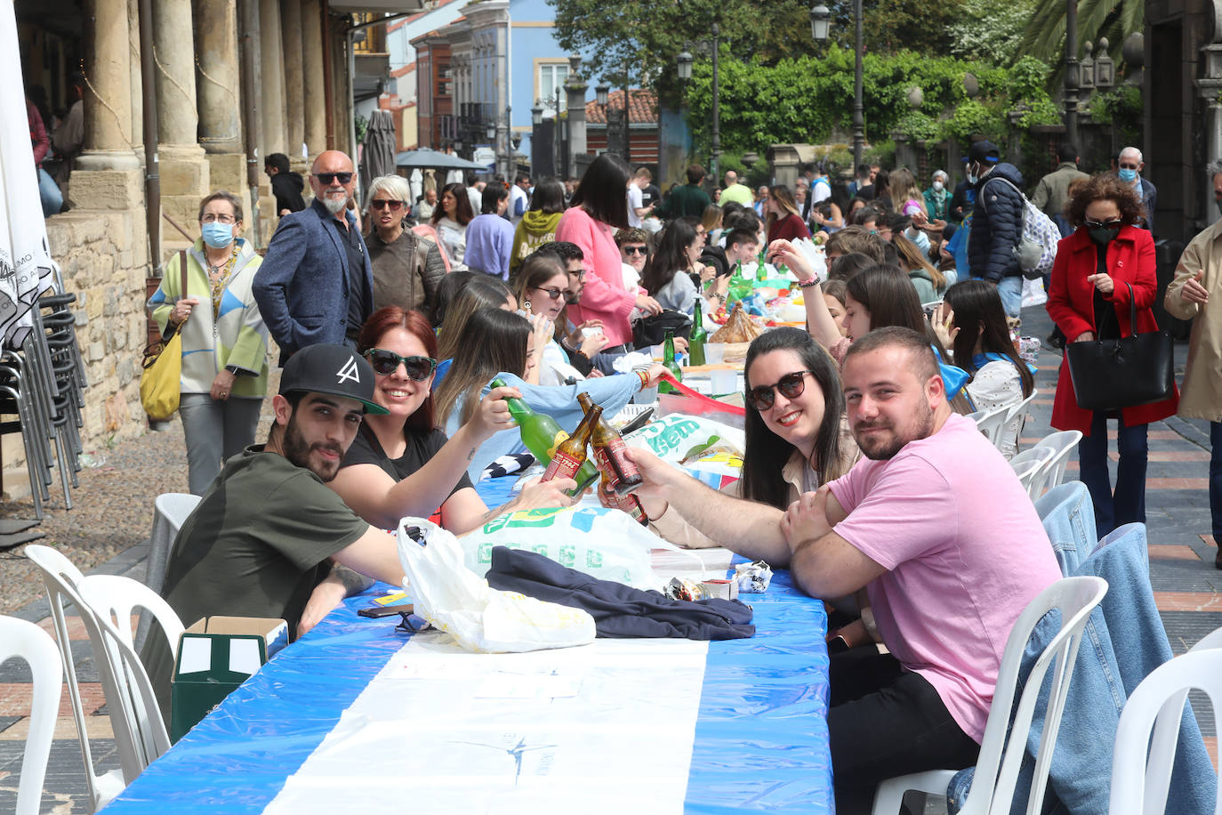 Dos años ha tardado Avilés en volver a celebrar su tradicional Comida en la Calle y la espera no ha decepcionado. 15.000 personas se han dado cita este lunes para comer en una de las mesas distribuidas a lo largo de cinco kilómetros. Muchos adelantaron el vermú para ponerse pronto a comer ante la previsión de lluvia. Además, personas de todas las edades han acudido al parque de Ferrera como alternativa para celebrar la Comida en la Calle de las fiestas de El Bollo, que también ha contado con representación política. 