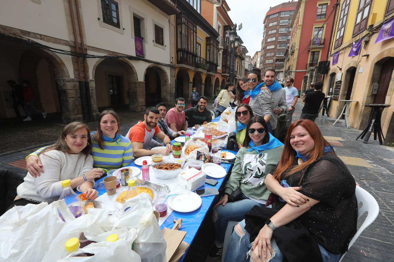 Dos años ha tardado Avilés en volver a celebrar su tradicional Comida en la Calle y la espera no ha decepcionado. 15.000 personas se han dado cita este lunes para comer en una de las mesas distribuidas a lo largo de cinco kilómetros. Muchos adelantaron el vermú para ponerse pronto a comer ante la previsión de lluvia. Además, personas de todas las edades han acudido al parque de Ferrera como alternativa para celebrar la Comida en la Calle de las fiestas de El Bollo, que también ha contado con representación política. 