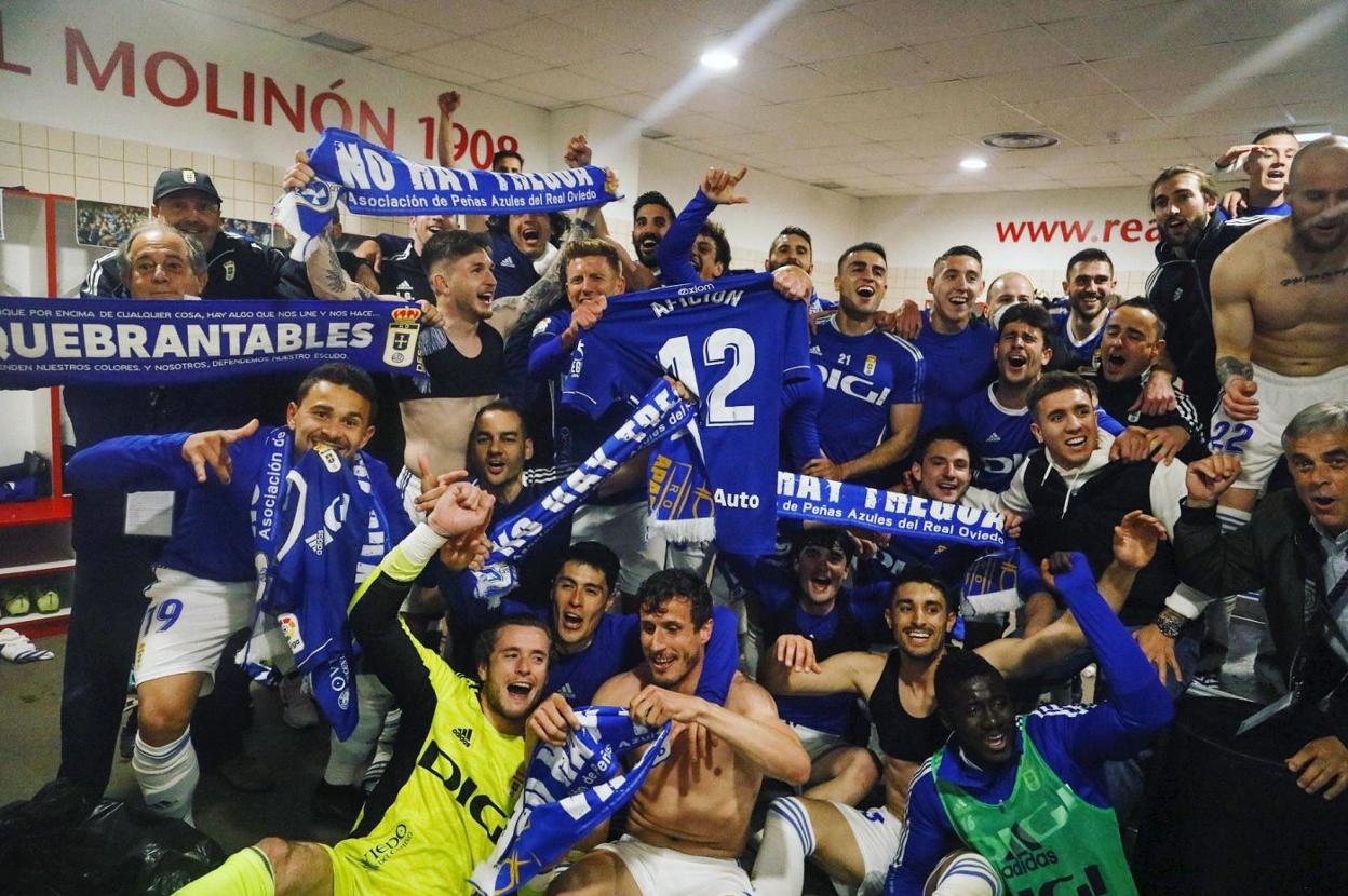 Los jugadores azules celebran su triunfo en el vestuario de El Molinón tras el partido. 