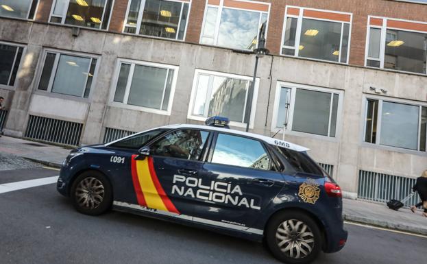 Patrulla de la Policía Nacional ante los Juzgados de Avilés. 