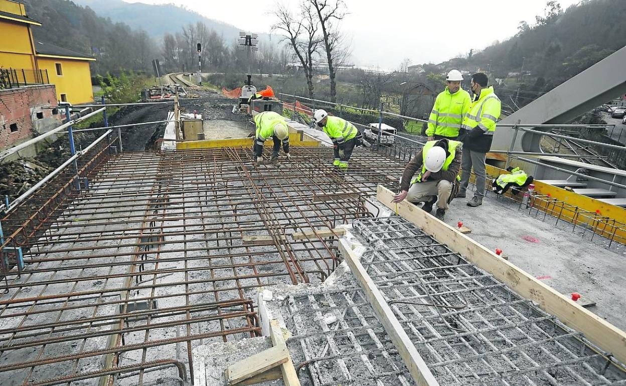 Un grupo de trabajadores, en el puente de La Luisa, en Mieres. 