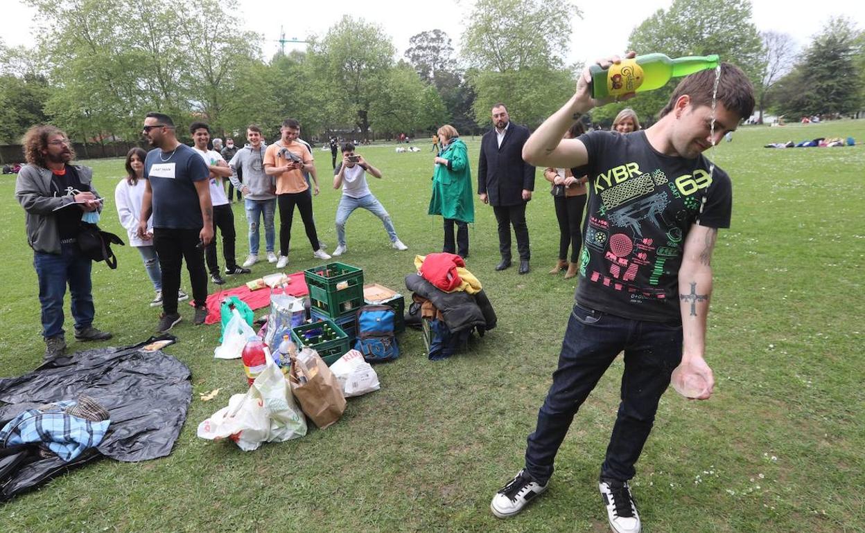 Adrián Barbón y Mariví Monteserín visitaron a los jóvenes en el parque de Ferrera. 