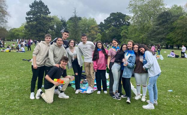 Un grupo de jóvenes, este mediodía en el parque de Ferrera. 