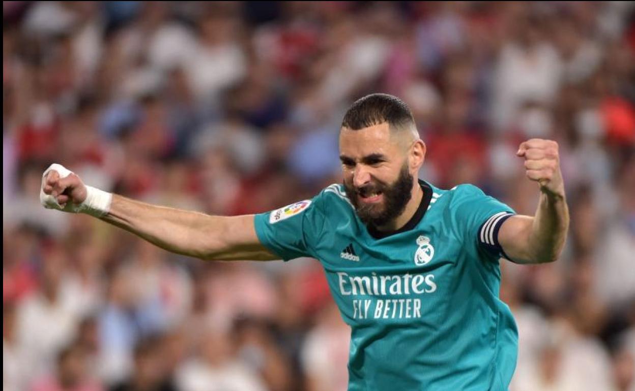 Karim Benzema celebra su último gol en el Sánchez-Pizjuán. 