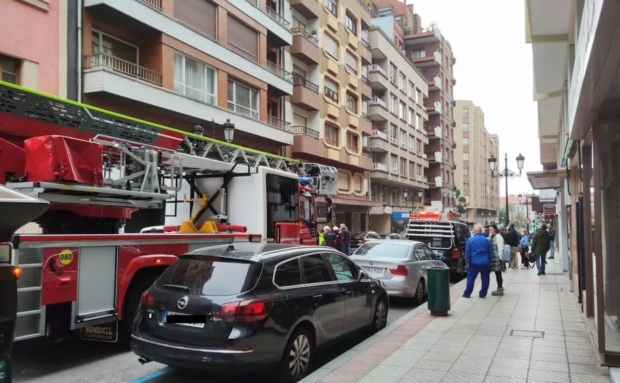 Los bomberos se trasladaron hasta la calle Marqués de Teverga, en Oviedo, para sofocar el incendio.