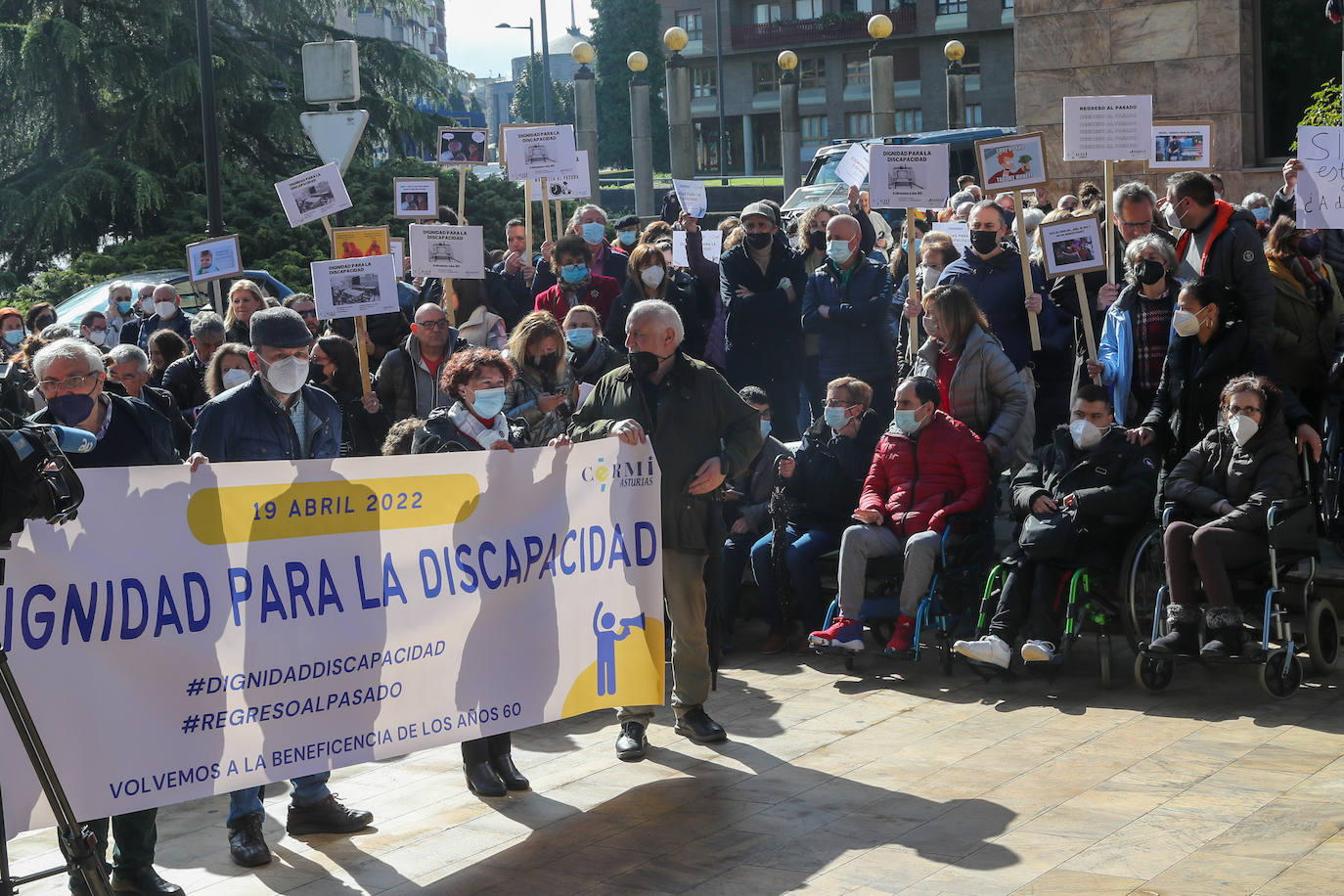 Decenas de personas, convocados por las entidades de discapacidad como el Comité de Entidades Representantes de Personas con Discapacidad del Principado de Asturias (Cermi), se concentraron en Oviedo para reclamar «respeto, visibilidad y dignidad» por parte del Principado. Aseguran que la deuda acumulada con colectivos como Aspace las pone en «serio e inminente peligro» de cierre.