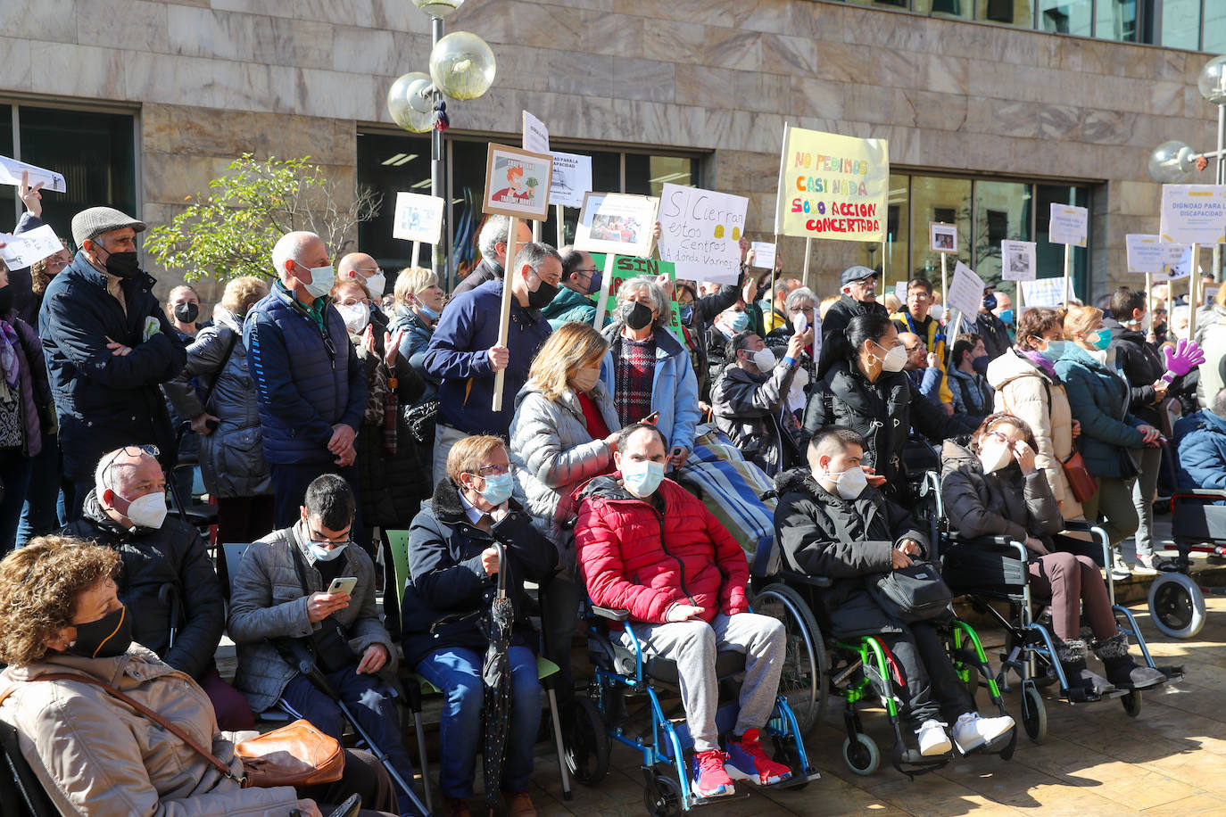 Decenas de personas, convocados por las entidades de discapacidad como el Comité de Entidades Representantes de Personas con Discapacidad del Principado de Asturias (Cermi), se concentraron en Oviedo para reclamar «respeto, visibilidad y dignidad» por parte del Principado. Aseguran que la deuda acumulada con colectivos como Aspace las pone en «serio e inminente peligro» de cierre.