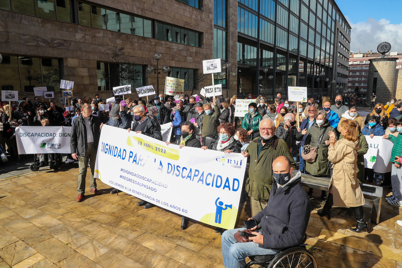 Decenas de personas, convocados por las entidades de discapacidad como el Comité de Entidades Representantes de Personas con Discapacidad del Principado de Asturias (Cermi), se concentraron en Oviedo para reclamar «respeto, visibilidad y dignidad» por parte del Principado. Aseguran que la deuda acumulada con colectivos como Aspace las pone en «serio e inminente peligro» de cierre.