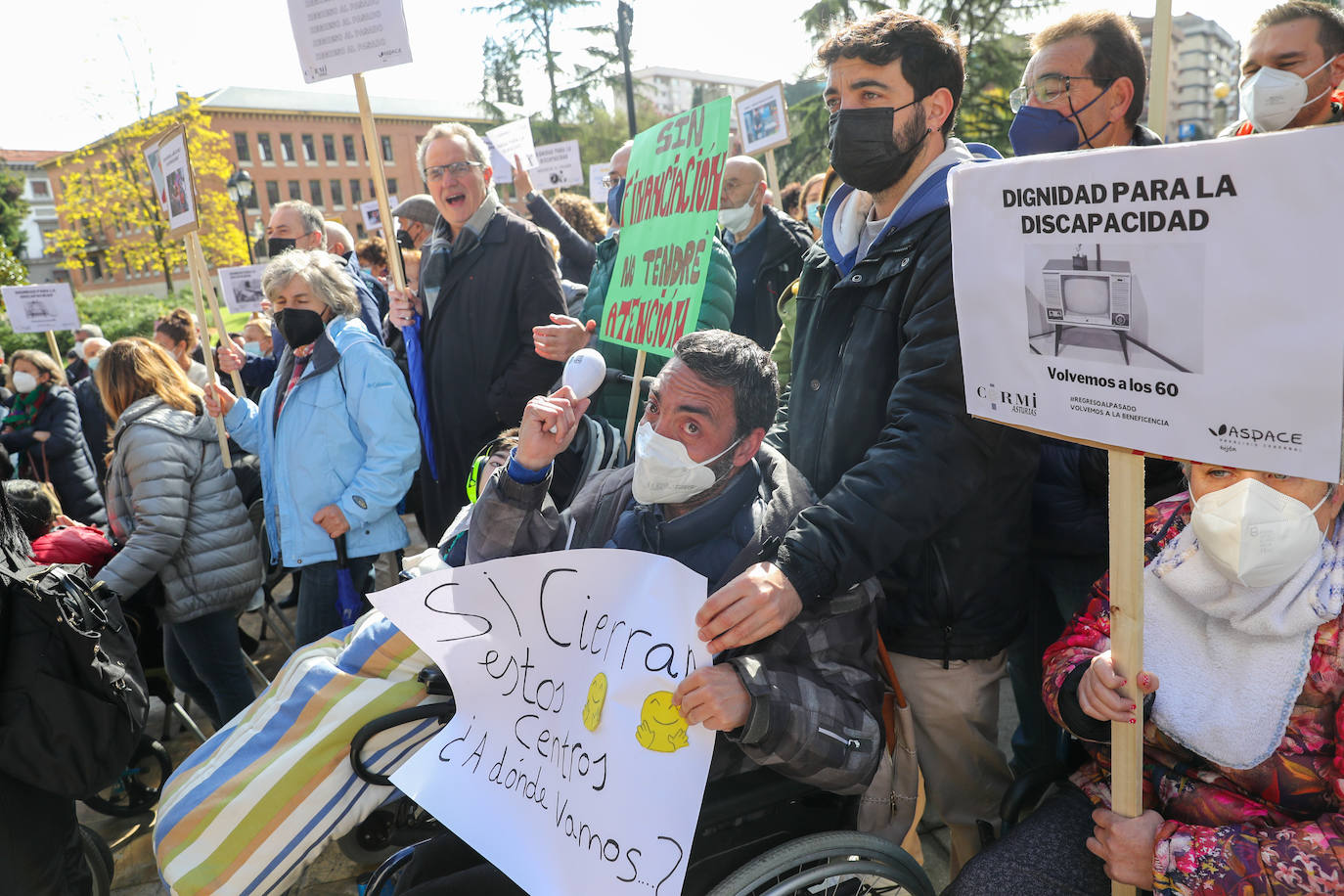 Decenas de personas, convocados por las entidades de discapacidad como el Comité de Entidades Representantes de Personas con Discapacidad del Principado de Asturias (Cermi), se concentraron en Oviedo para reclamar «respeto, visibilidad y dignidad» por parte del Principado. Aseguran que la deuda acumulada con colectivos como Aspace las pone en «serio e inminente peligro» de cierre.