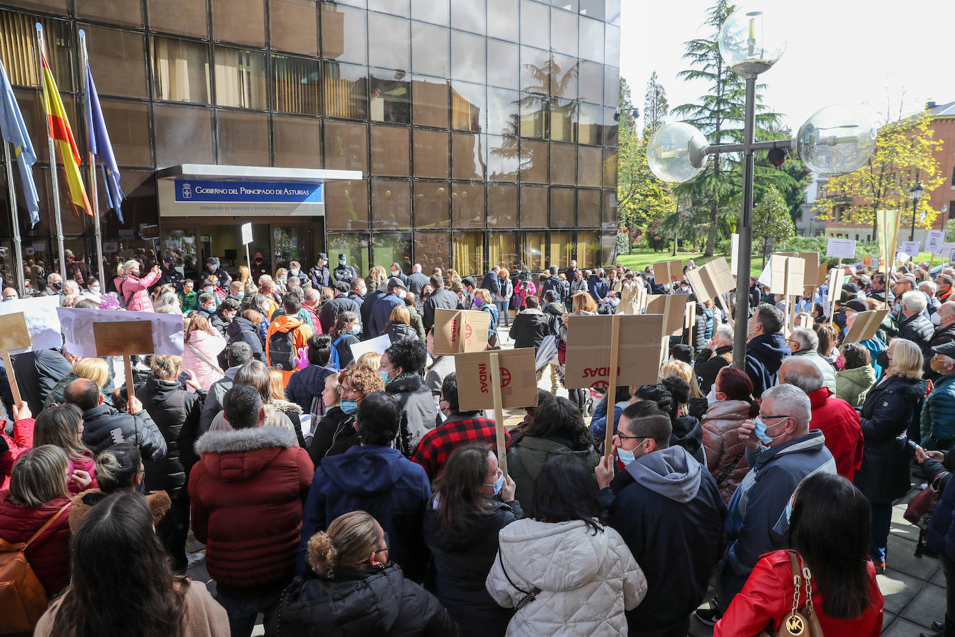 Decenas de personas, convocados por las entidades de discapacidad como el Comité de Entidades Representantes de Personas con Discapacidad del Principado de Asturias (Cermi), se concentraron en Oviedo para reclamar «respeto, visibilidad y dignidad» por parte del Principado. Aseguran que la deuda acumulada con colectivos como Aspace las pone en «serio e inminente peligro» de cierre.