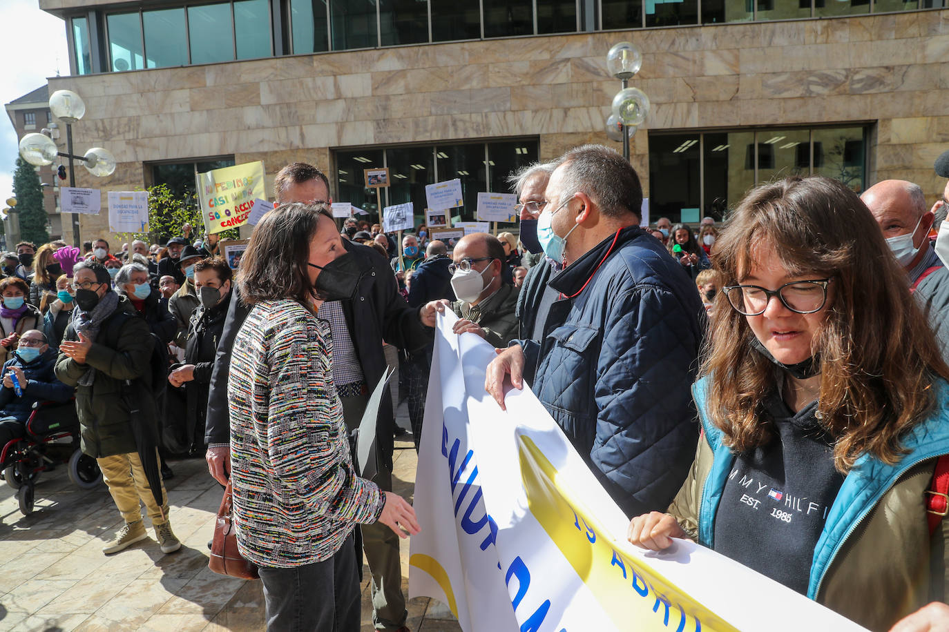 Decenas de personas, convocados por las entidades de discapacidad como el Comité de Entidades Representantes de Personas con Discapacidad del Principado de Asturias (Cermi), se concentraron en Oviedo para reclamar «respeto, visibilidad y dignidad» por parte del Principado. Aseguran que la deuda acumulada con colectivos como Aspace las pone en «serio e inminente peligro» de cierre.