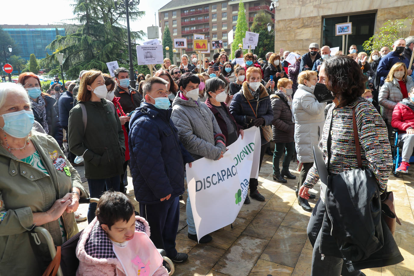 Decenas de personas, convocados por las entidades de discapacidad como el Comité de Entidades Representantes de Personas con Discapacidad del Principado de Asturias (Cermi), se concentraron en Oviedo para reclamar «respeto, visibilidad y dignidad» por parte del Principado. Aseguran que la deuda acumulada con colectivos como Aspace las pone en «serio e inminente peligro» de cierre.