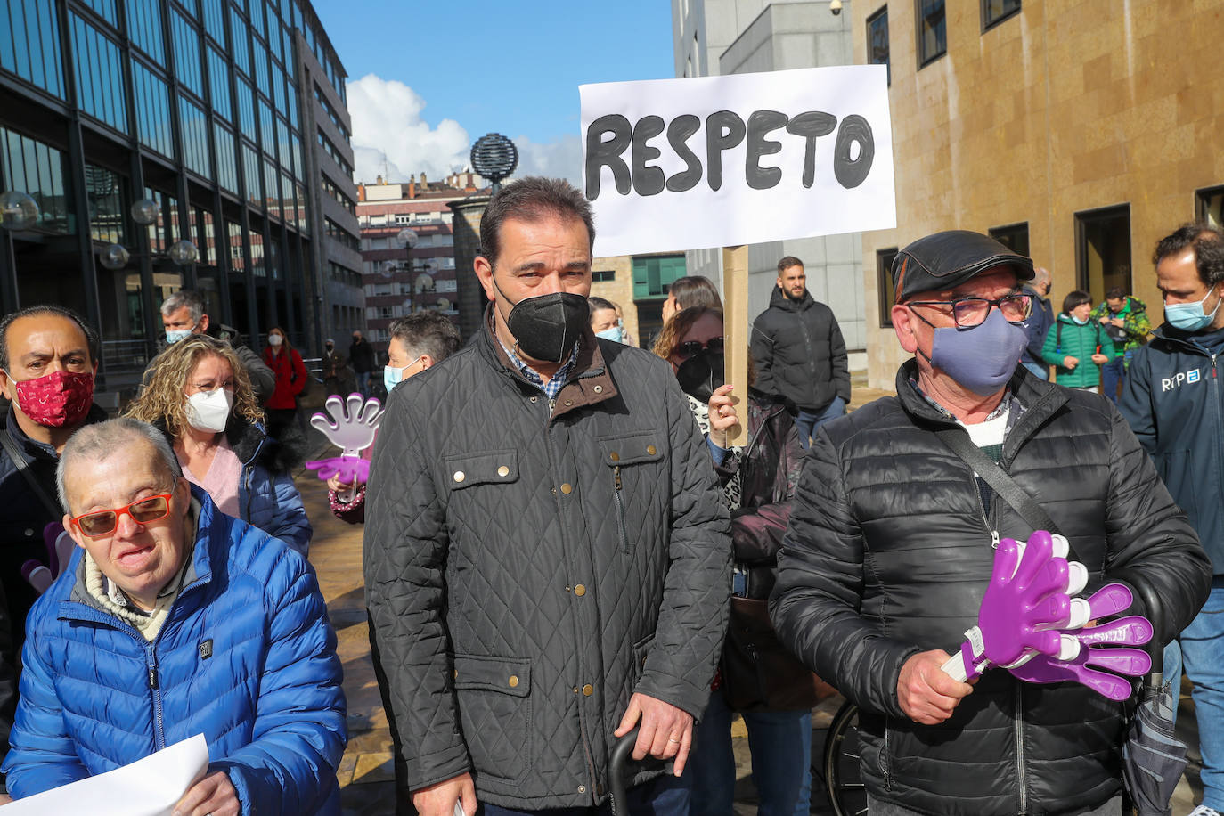 Decenas de personas, convocados por las entidades de discapacidad como el Comité de Entidades Representantes de Personas con Discapacidad del Principado de Asturias (Cermi), se concentraron en Oviedo para reclamar «respeto, visibilidad y dignidad» por parte del Principado. Aseguran que la deuda acumulada con colectivos como Aspace las pone en «serio e inminente peligro» de cierre.