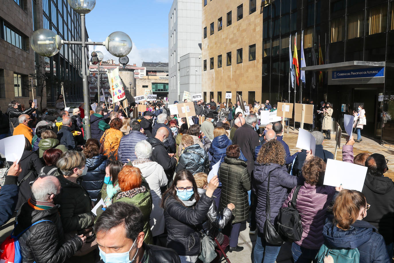 Decenas de personas, convocados por las entidades de discapacidad como el Comité de Entidades Representantes de Personas con Discapacidad del Principado de Asturias (Cermi), se concentraron en Oviedo para reclamar «respeto, visibilidad y dignidad» por parte del Principado. Aseguran que la deuda acumulada con colectivos como Aspace las pone en «serio e inminente peligro» de cierre.