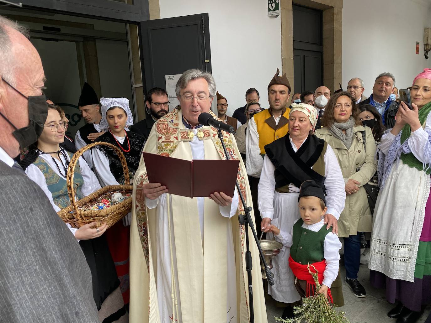 Los polesos ponen «al mal tiempu bona cara» e inauguran la jornada festiva brindando con sidra bajo el paraguas. El párroco Fermín Riaño, resumía esta mañana en su primera bendición de los Güevos Pintos «en vivo y en directo» el sentir de todos los polesos tras una pandemia llena de «allegríes y penes, congoxes y esperances».