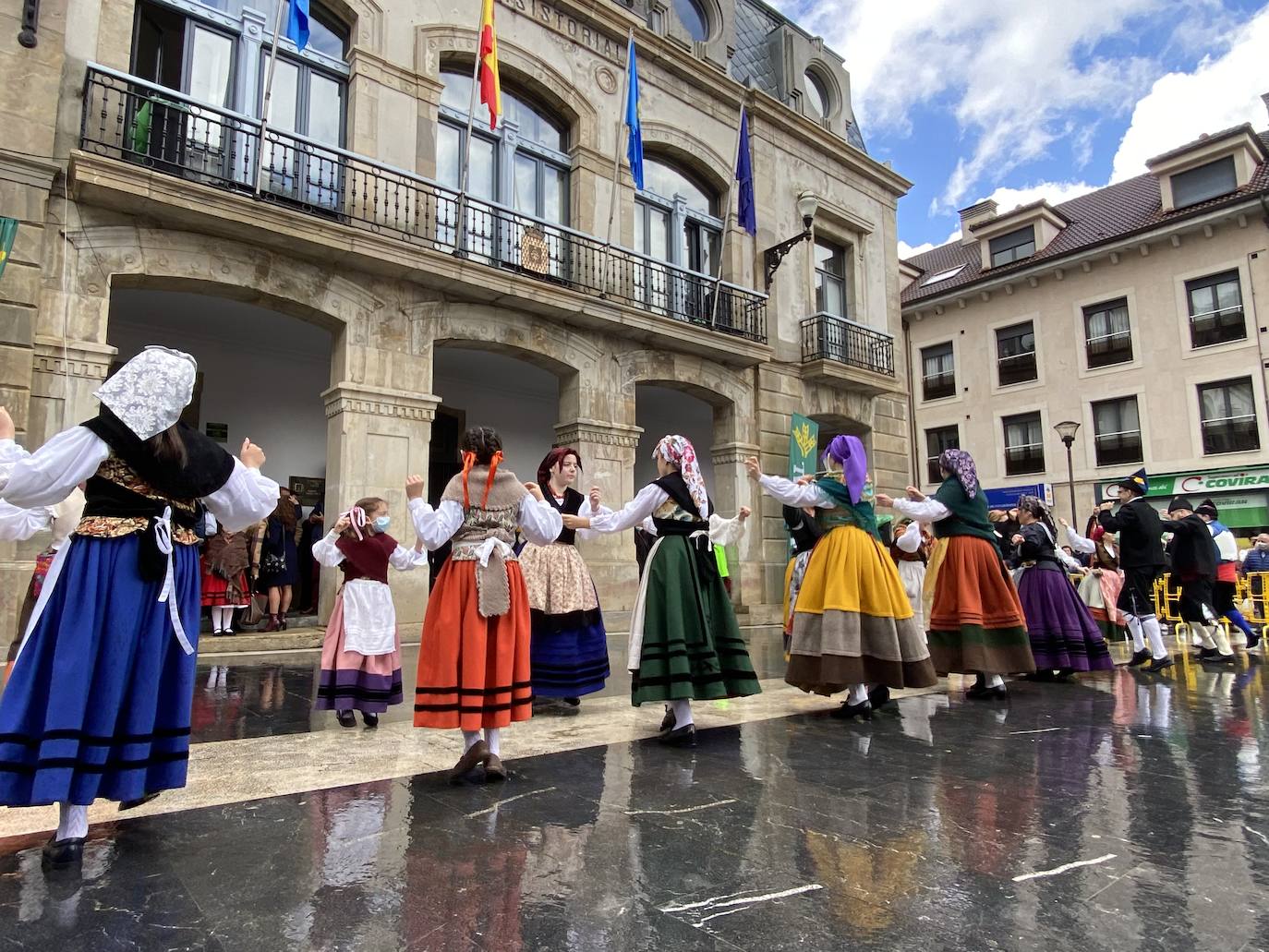 Los jóvenes ambientan la tarde de Güevos Pintos