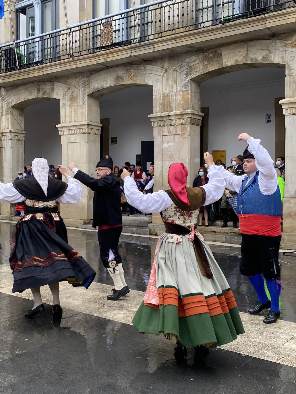 Los polesos ponen «al mal tiempu bona cara» e inauguran la jornada festiva brindando con sidra bajo el paraguas. El párroco Fermín Riaño, resumía esta mañana en su primera bendición de los Güevos Pintos «en vivo y en directo» el sentir de todos los polesos tras una pandemia llena de «allegríes y penes, congoxes y esperances».