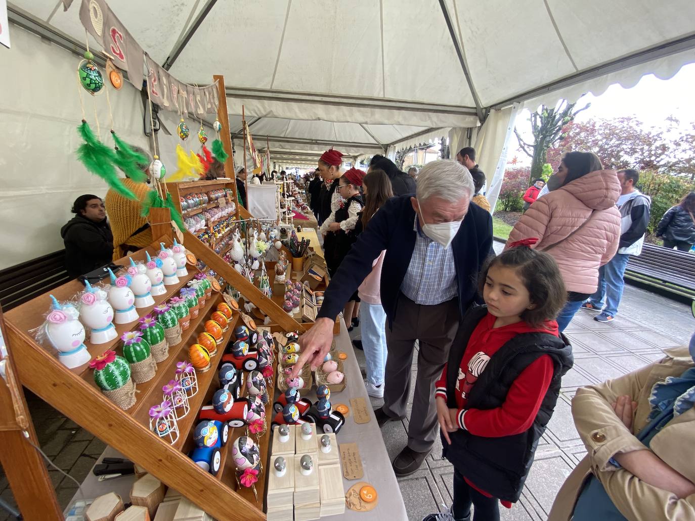 La Pola se preparó este martes para vivir sus Güevos Pintos más curiosos y llamativos. Un despliegue de arte y tradición que cada año se celebra en la localidad el martes siguiente al Domingo de Pascua. 