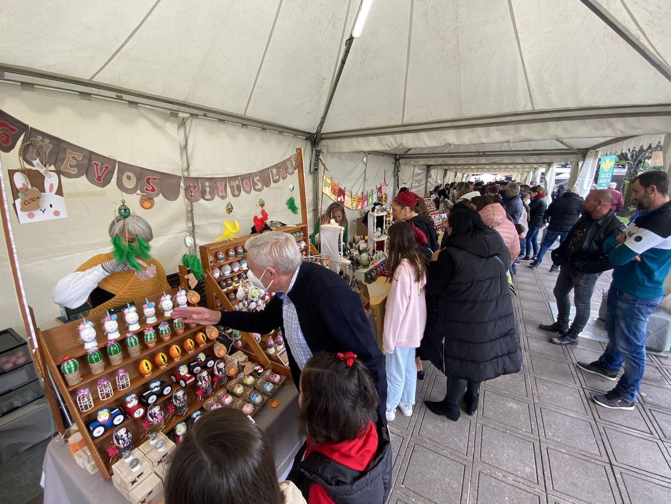 La Pola se preparó este martes para vivir sus Güevos Pintos más curiosos y llamativos. Un despliegue de arte y tradición que cada año se celebra en la localidad el martes siguiente al Domingo de Pascua. 