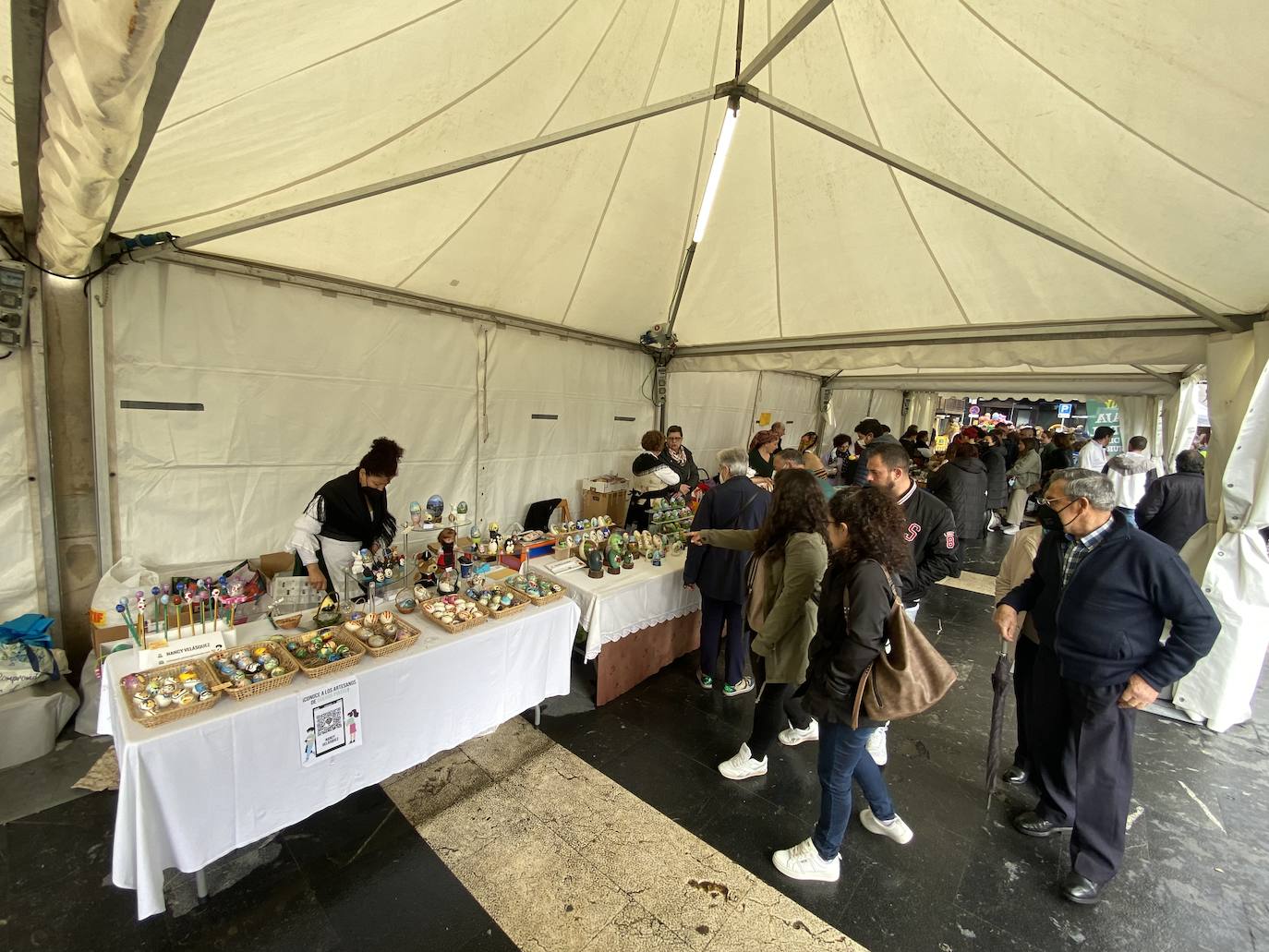 La Pola se preparó este martes para vivir sus Güevos Pintos más curiosos y llamativos. Un despliegue de arte y tradición que cada año se celebra en la localidad el martes siguiente al Domingo de Pascua. 